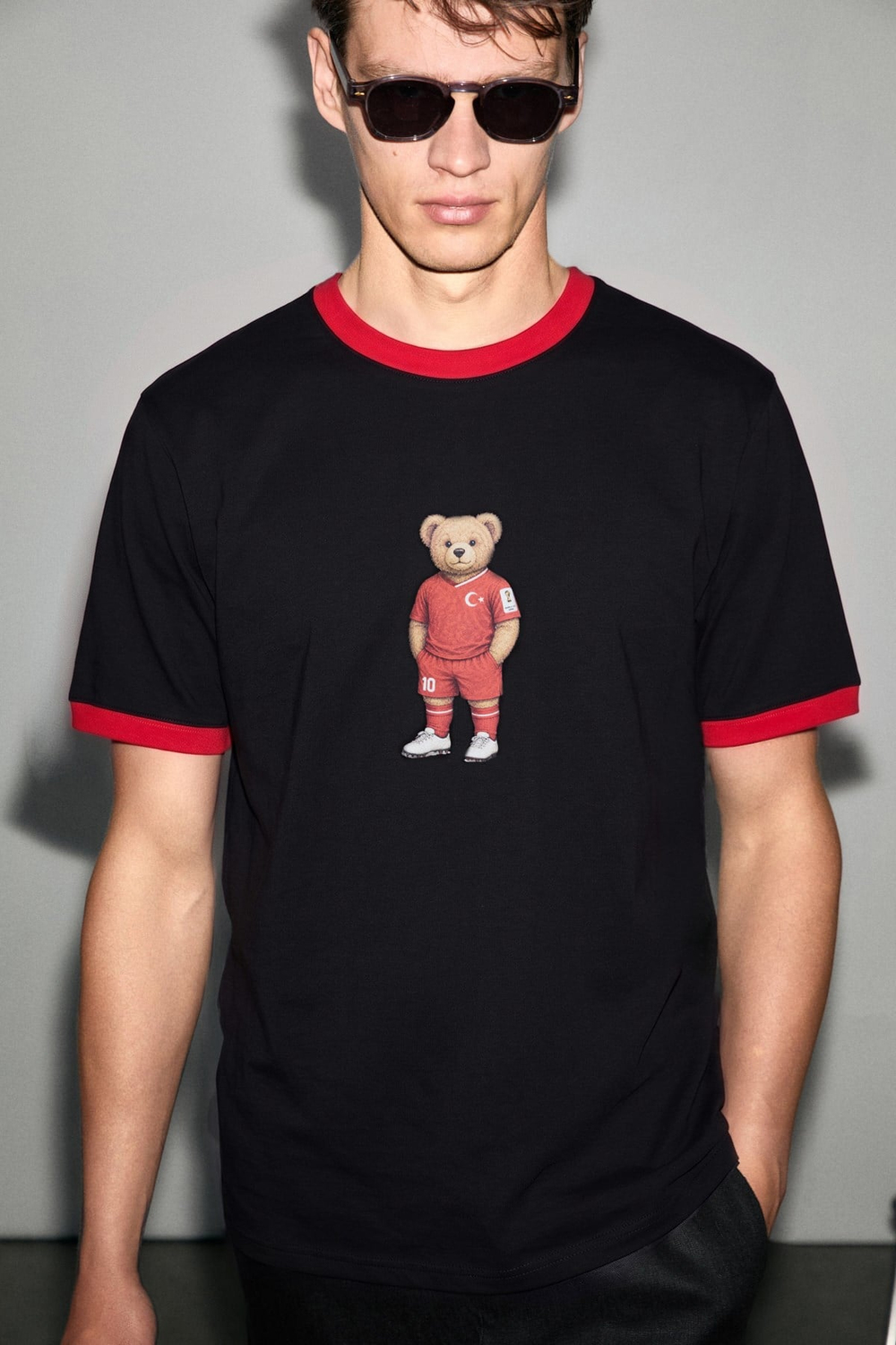 PAMIR Erkek %100 Organik Kumaşlı Kontrast Yakalı Dünya Kupasına Özel Baskı Detaylı Siyah T-Shirt