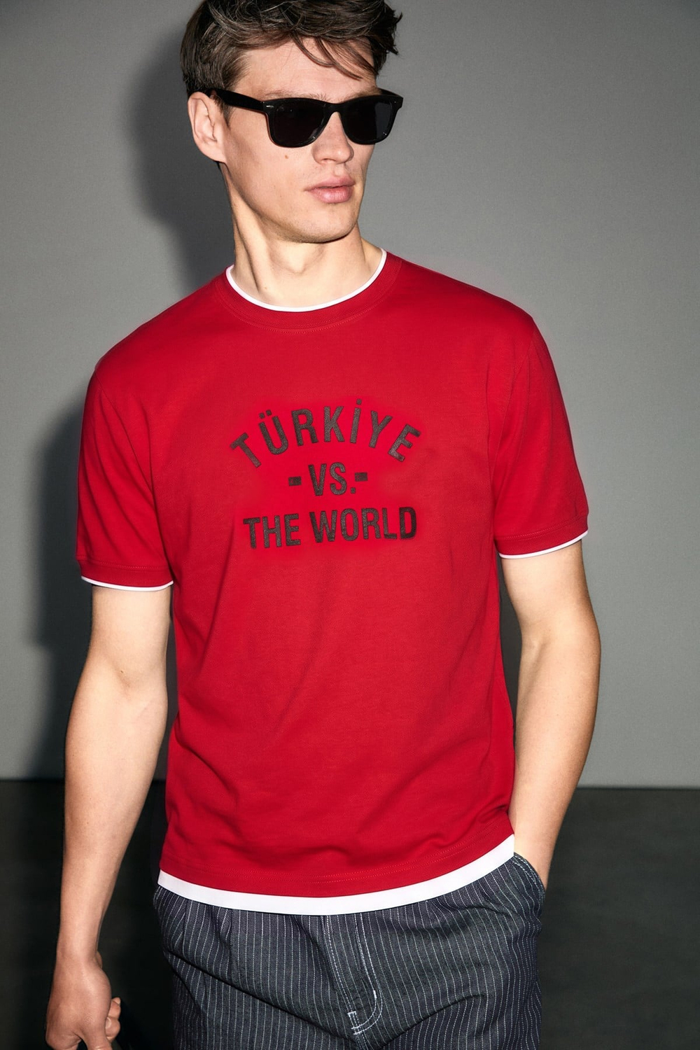 SALUR Erkek %100 Organik Pamuklu Kontrast Garnili Dünya Kupasına Özel Baskılı Kırmızı T-Shirt