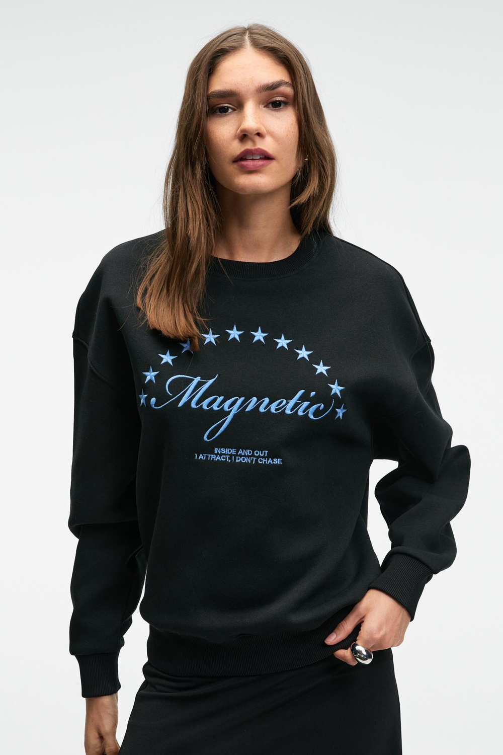 VISTARA Kadın Nakış Detaylı Yuvarlak Yaka Regular Fit Siyah Sweatshirt