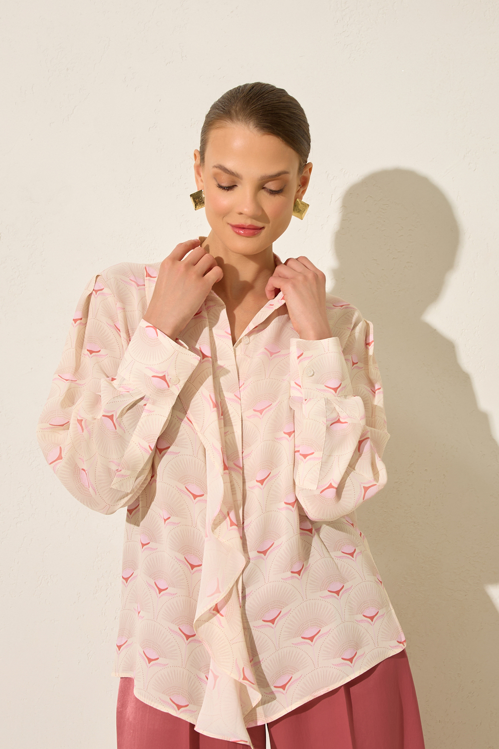 Krem Desenli Kumaş Detaylı Uzun Kollu Gömlek