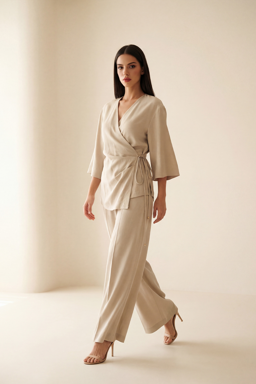Bej Kruvaze Kapama Aksesuar Detaylı Kimono Rahat Kesim Pantolonlu Takım