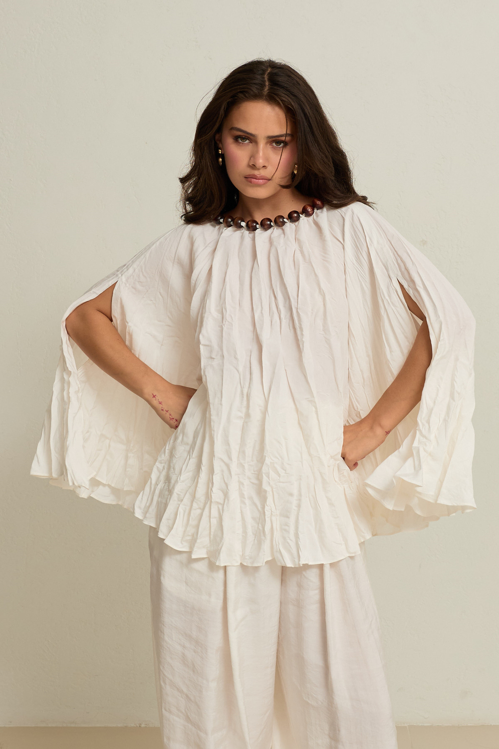 Krem Boyundan Aksesuarlı Kol Detaylı Dökümlü Rahat Kesim Bluz