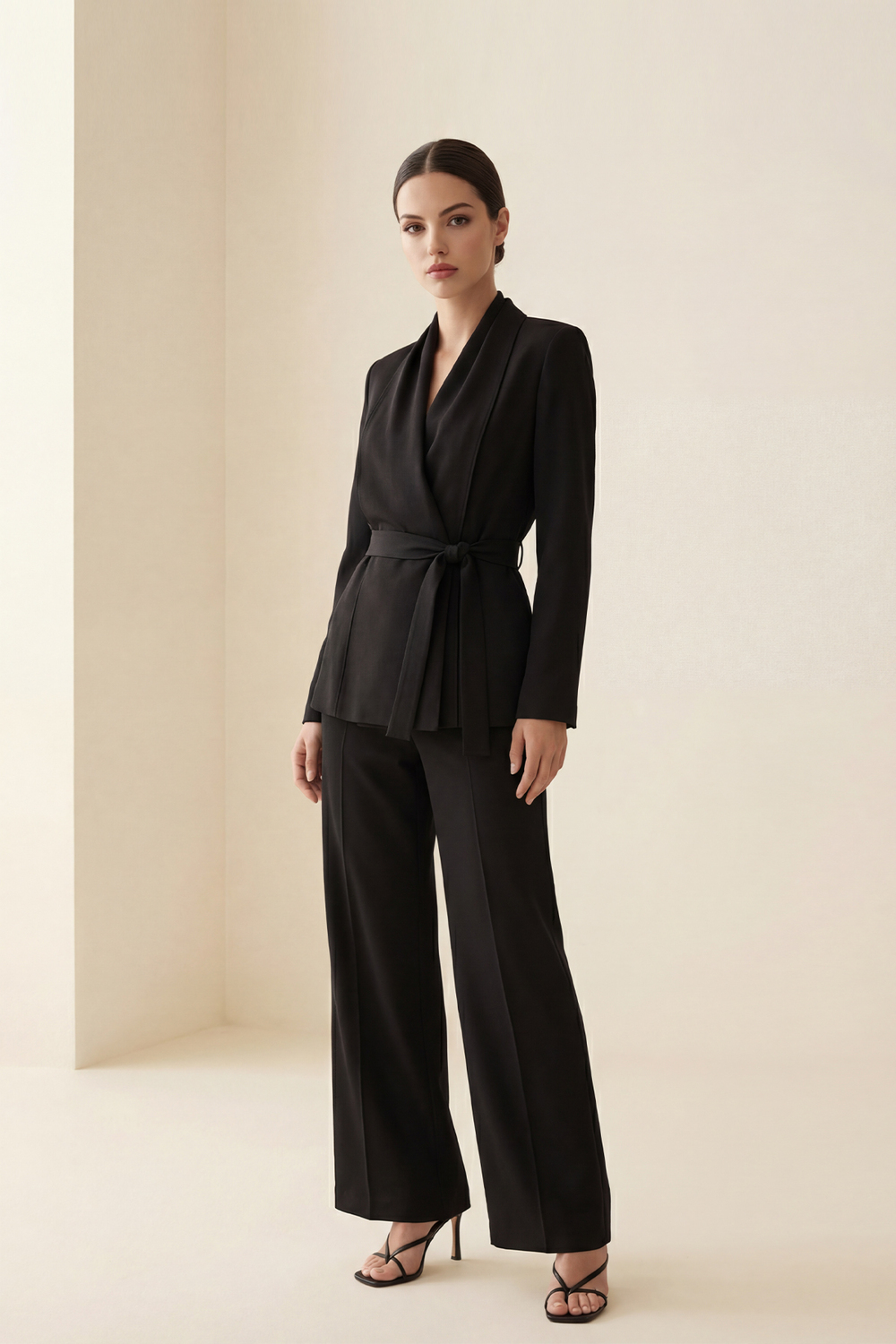 Siyah Yaka Detaylı Belden Kemerli Ceket Yandan Lastik Detaylı Rahat Kesim Pantolonlu Takım