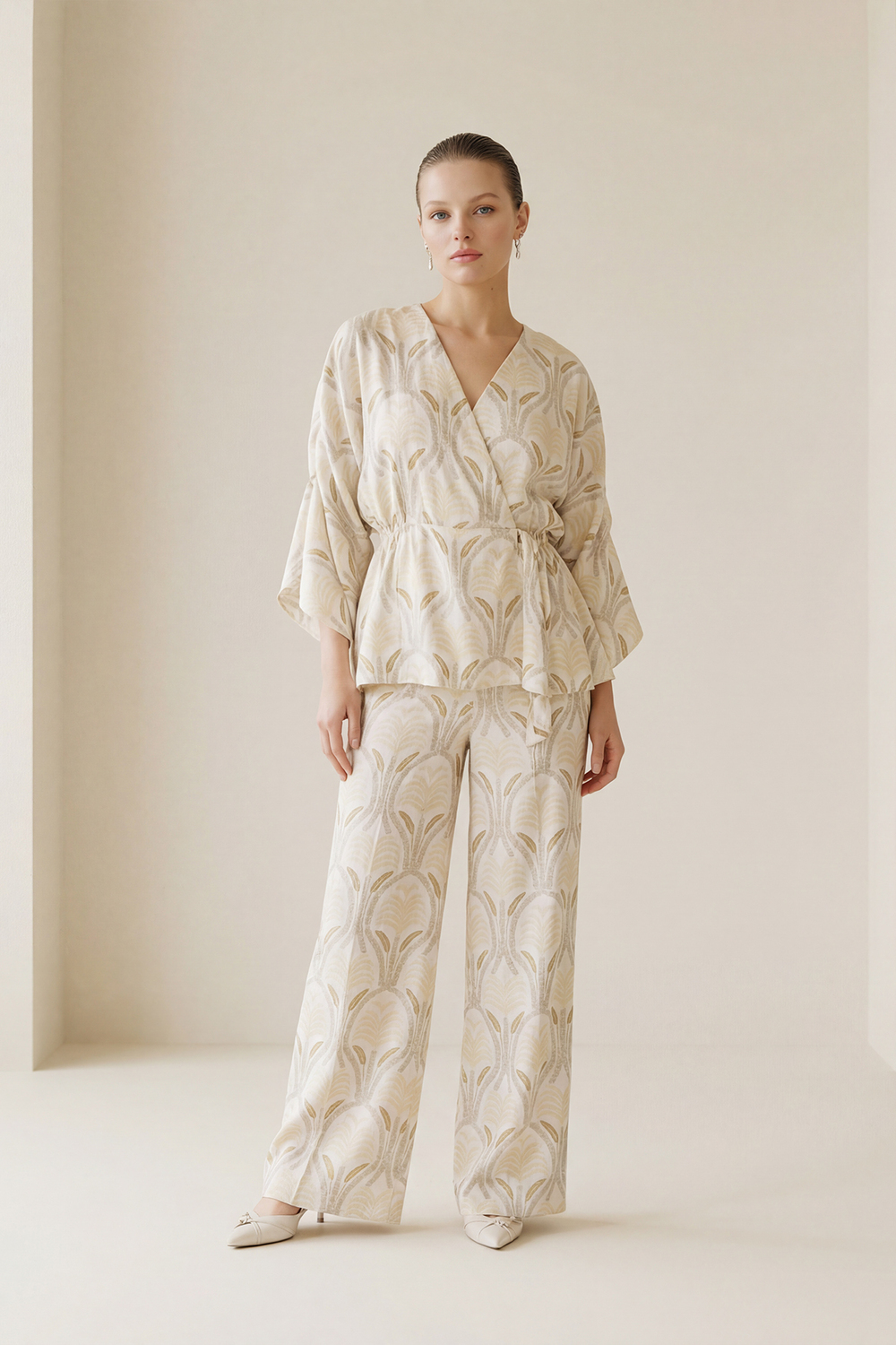 Krem Desenli Düğme Ve Kol Detaylı Rahat Kesim Bluz