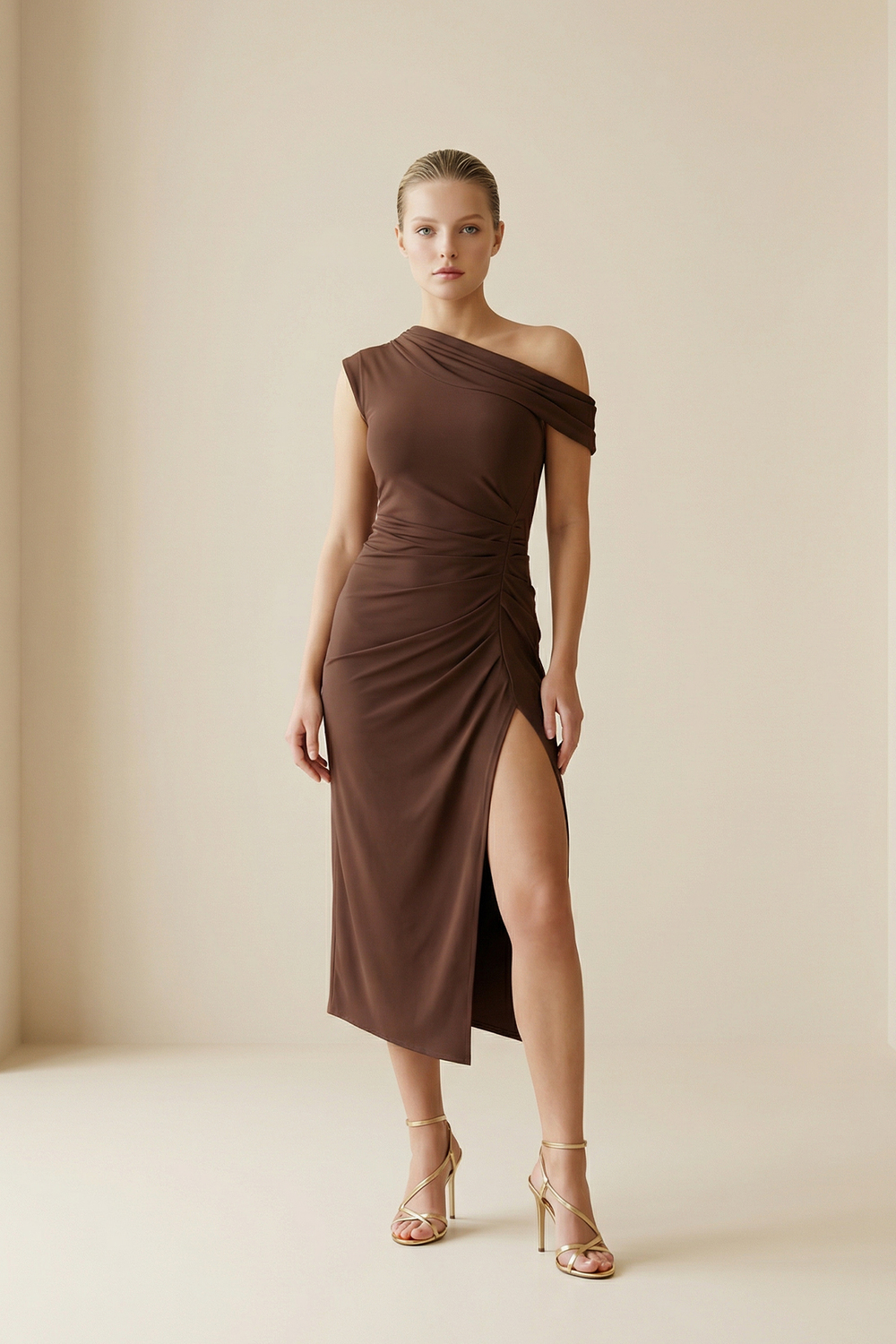 Acı-Kahve Asimetrik Yaka Ve Belden Büzgü Detaylı Yırtmaçlı Tam Kalıp Elbise