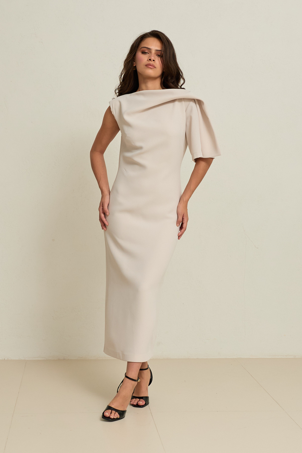 Taş Omuz Ve Yaka Detaylı Tam Kalıp Midi Boy Elbise