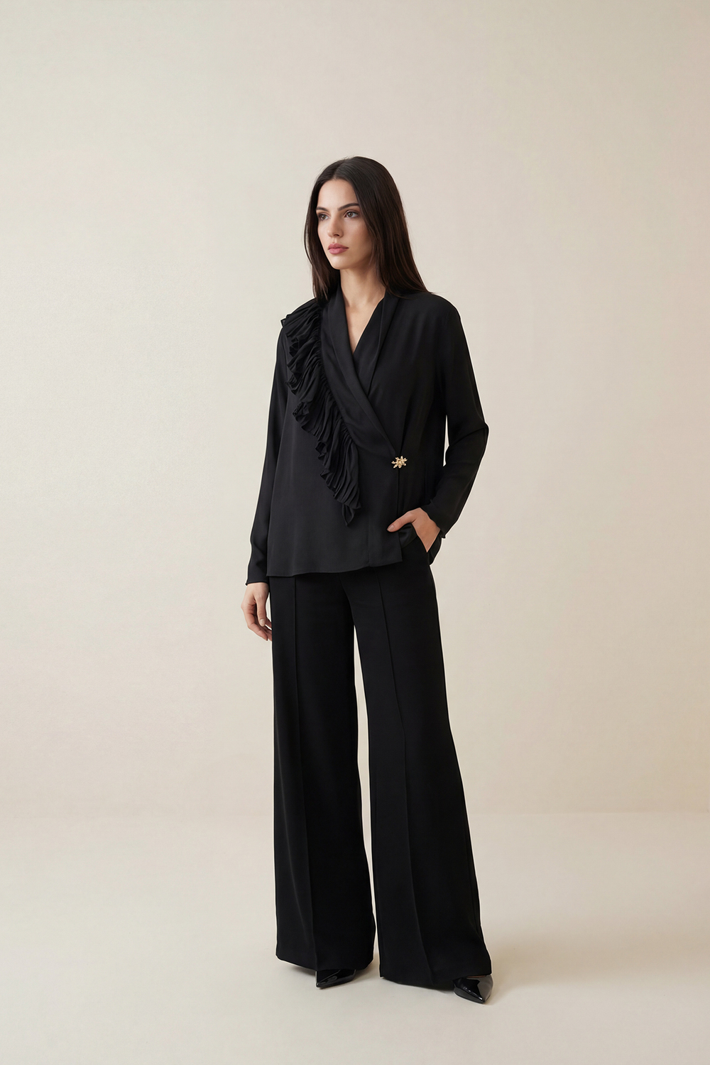 Siyah Kruvaze Kapama Uzun Kollu Yaka Detaylı Bluz