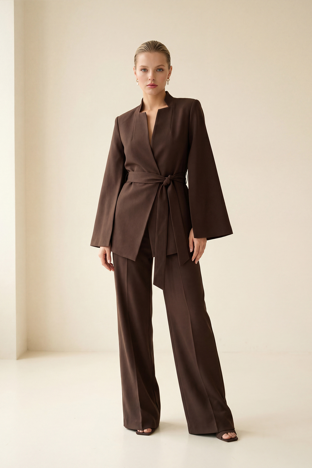 Sütlü Kahve Kol Ve Belden Bağlama Detaylı Ceket Tam Kalıp Pantolonlu Takım