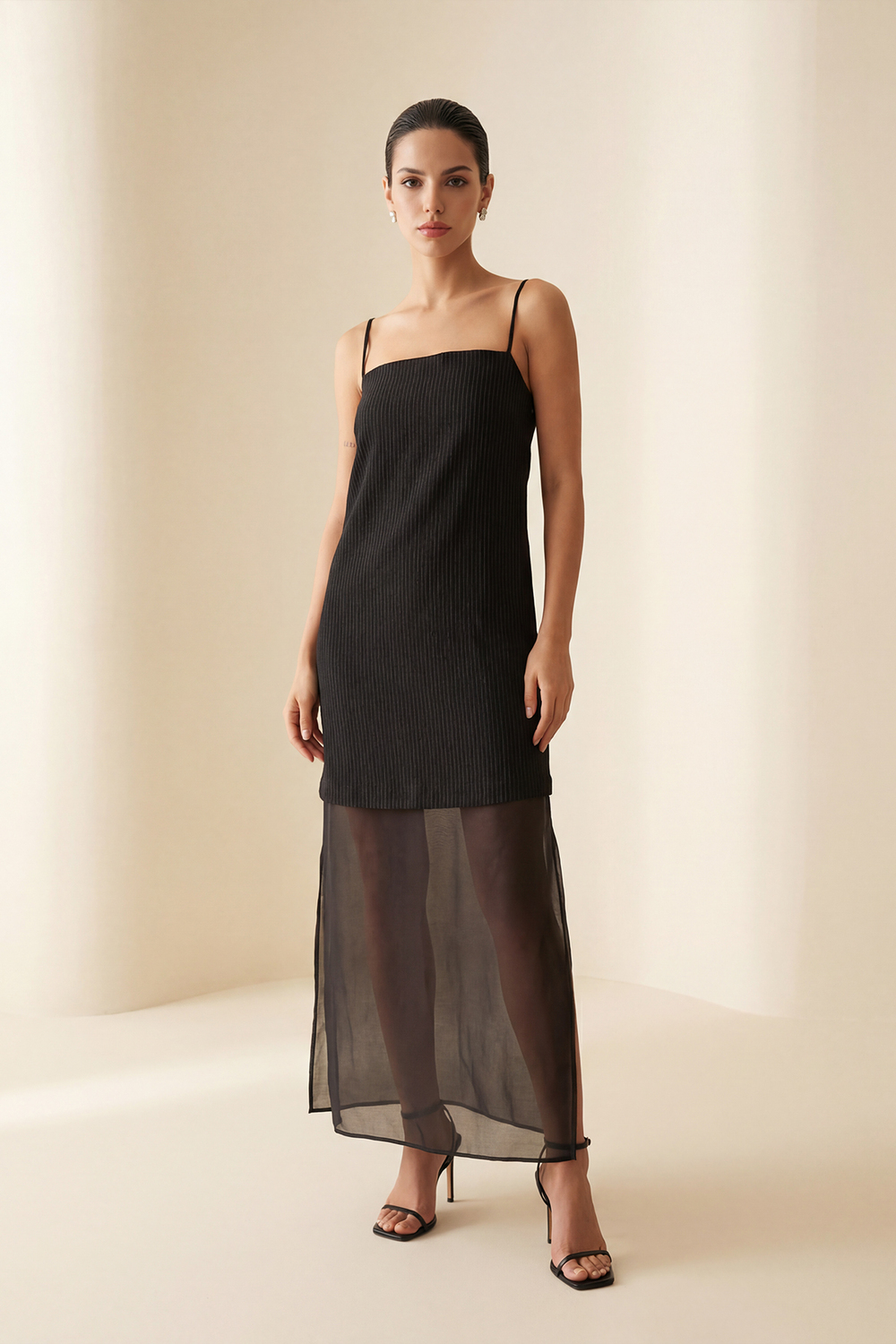 Siyah İnce Askılı Dokulu Tül Detaylı Midi Boy Elbise