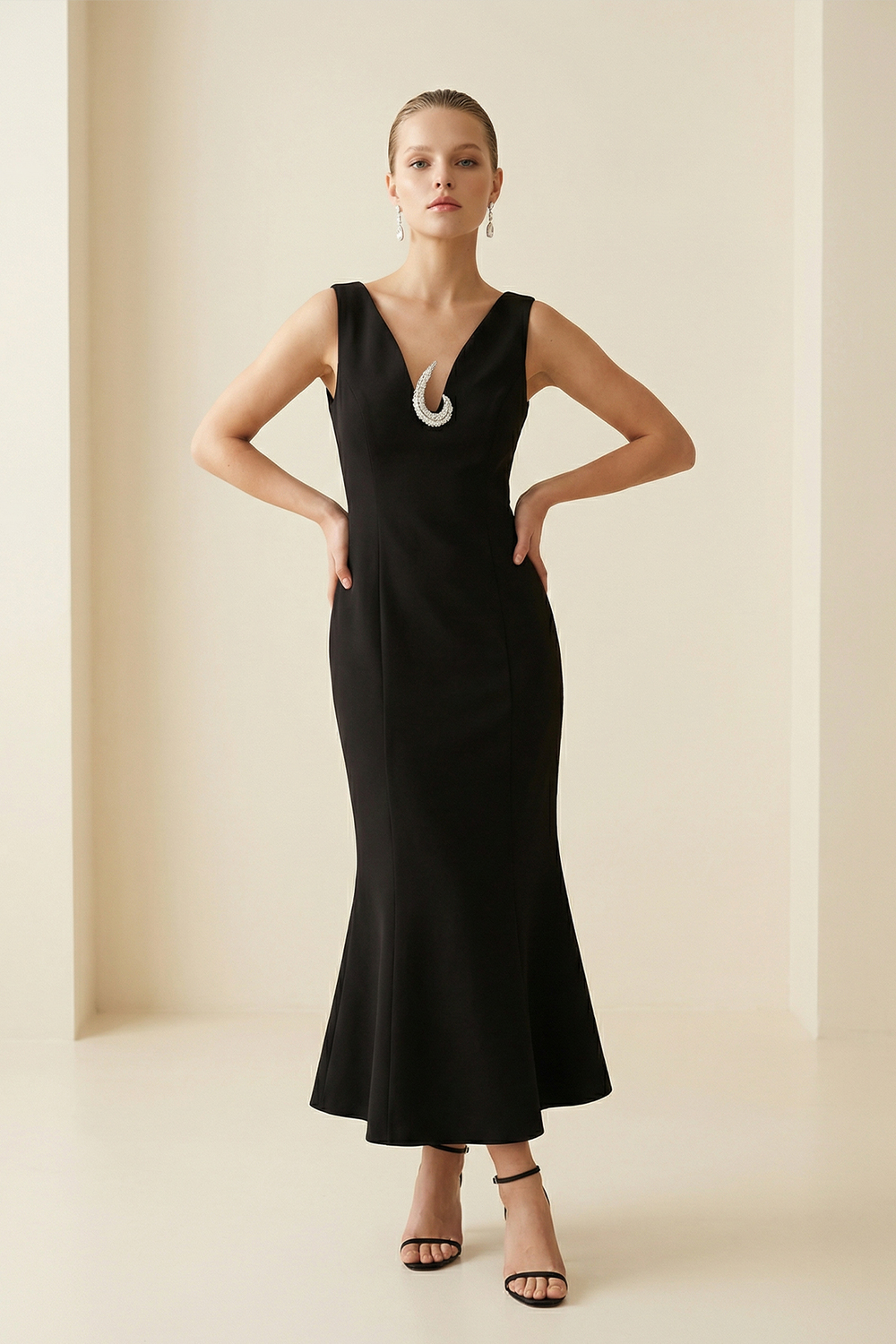 Siyah Yaka Ve Aksesuar Detaylı Tam Kalıp Midi Boy Elbise