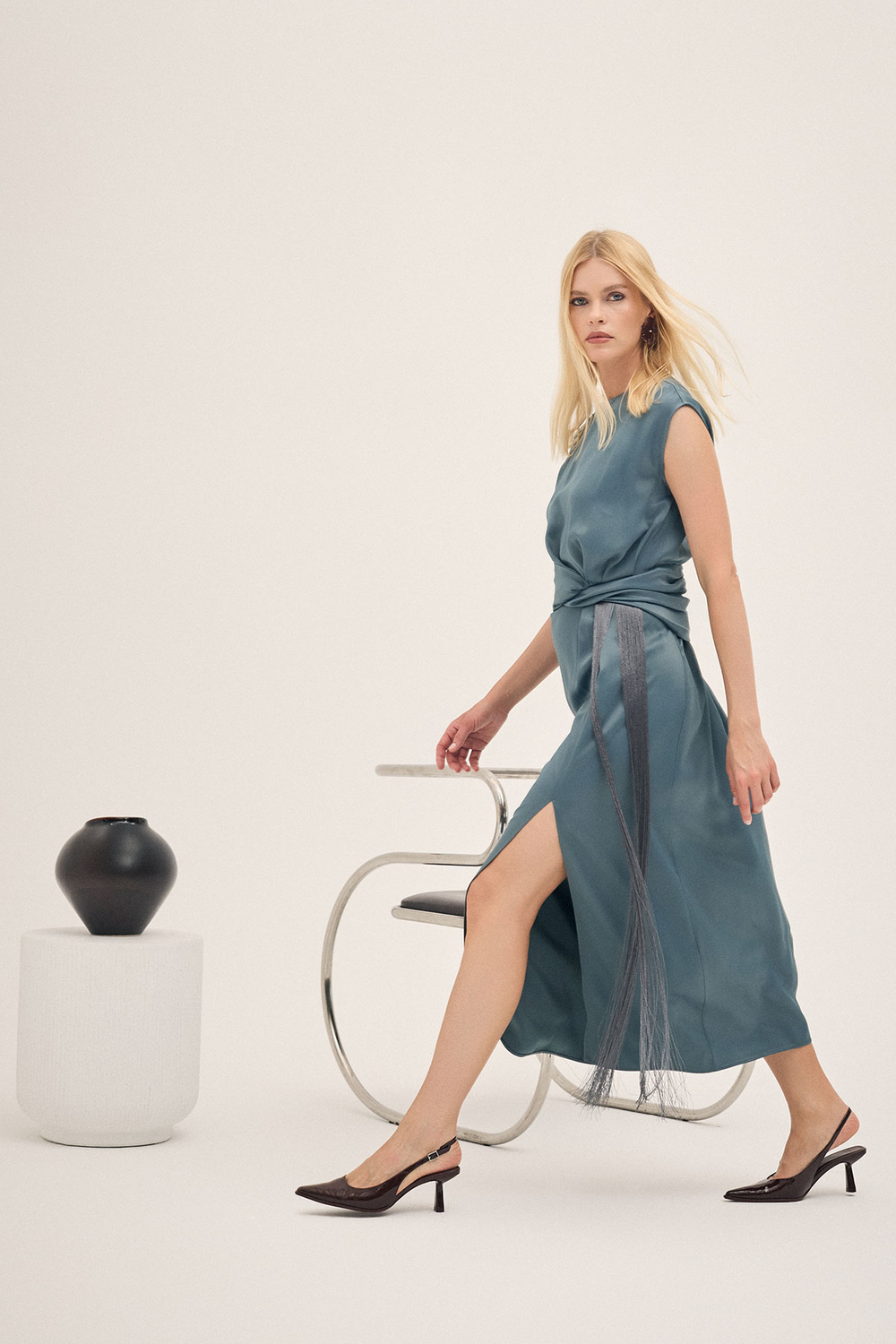 Kuvars Püskül Ve Bel Detaylı Kolsuz Tam Kalıp Elbise