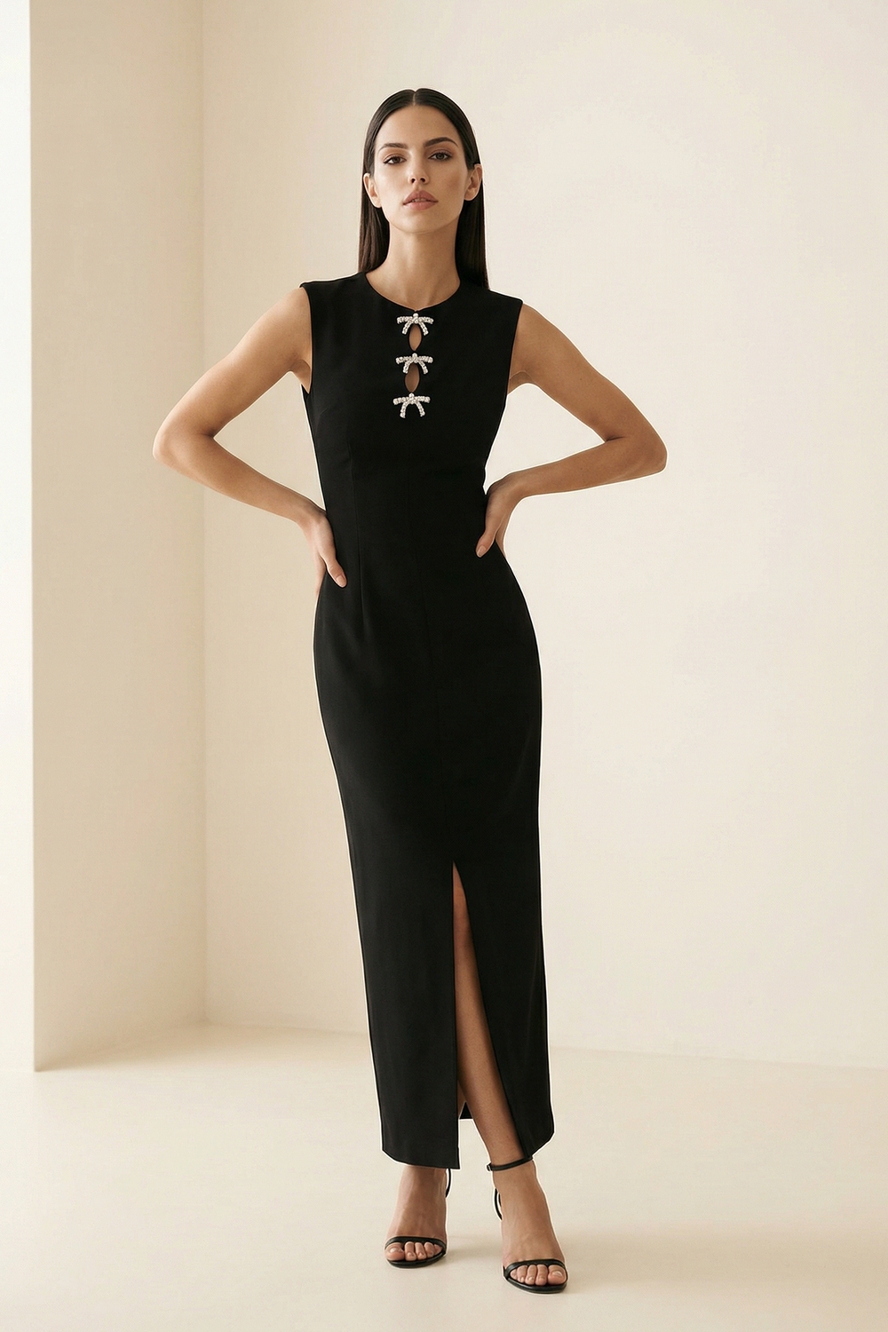 Siyah Vücuda Oturan Tam Kalıp Dekolteli Fiyonk Detaylı Önden Yırtmaçlı Kolsuz Midi Boy Elbise