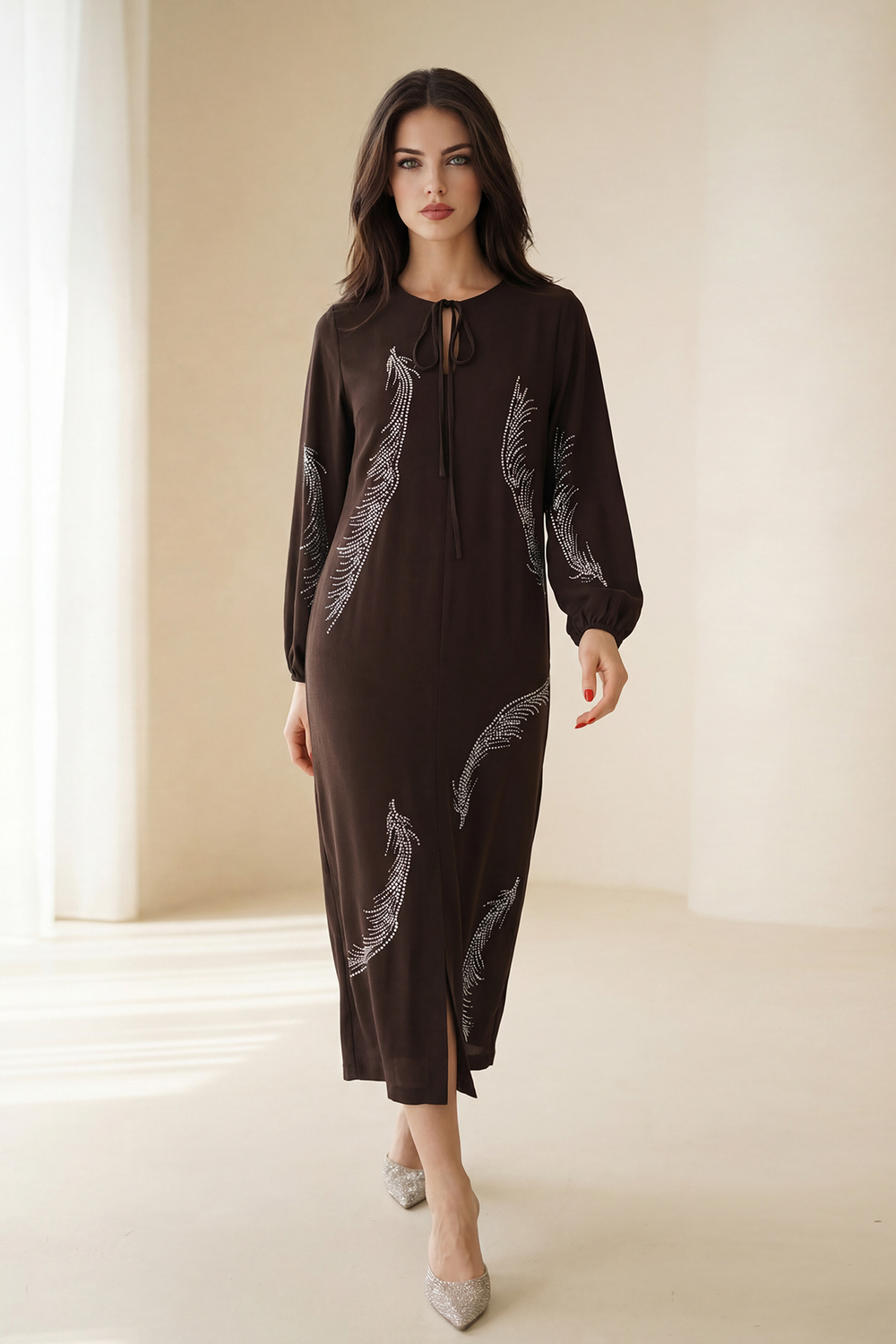 Acı-Kahve Yakada Bağlama Detaylı Taşlı Uzun Kollu Yırtmaçlı Midi Boy Elbise