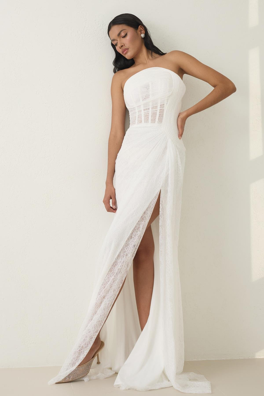 Beyaz Straplez Tam Kalıp Göğüsten Detaylı Uzun Abiye Elbise Kadın Kategorisiz modelleri