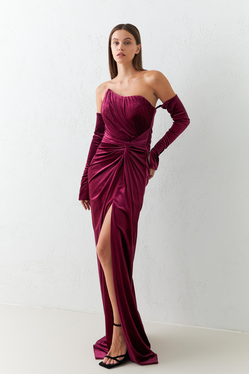 Bordo Straplez Asimetrik Yaka Kol Ve Yırtmaç Detaylı Tam Kalıp Midi Boy Elbise Kadın Kategorisiz modelleri