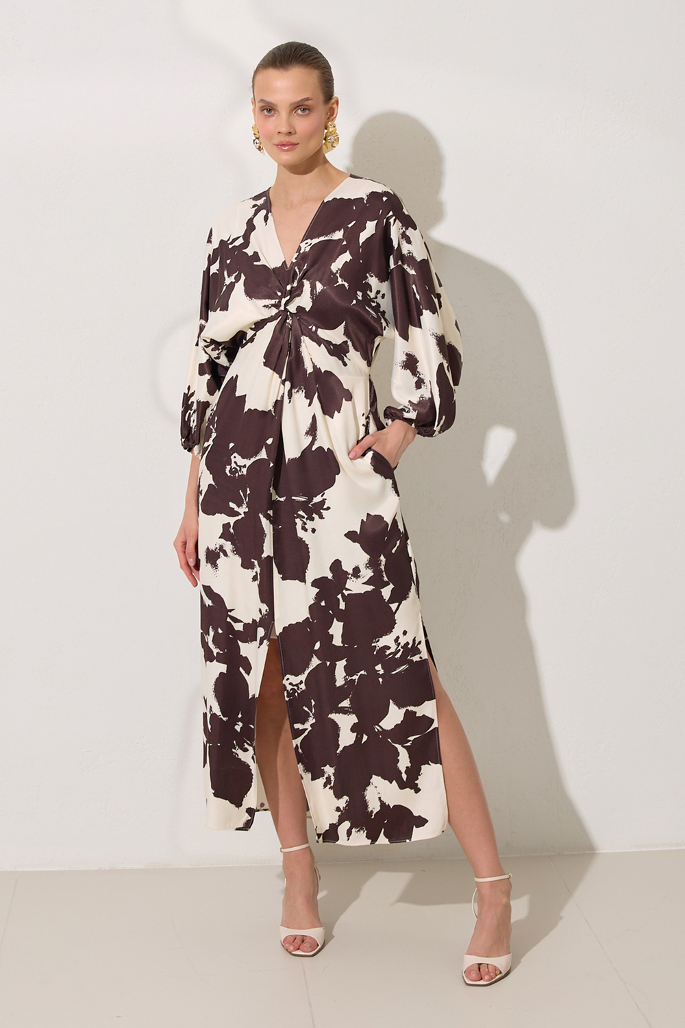 Ekru-Kahve Yaka Detaylı Rahat Kesim Desenli Elbise Kadın Günlük Elbise modelleri