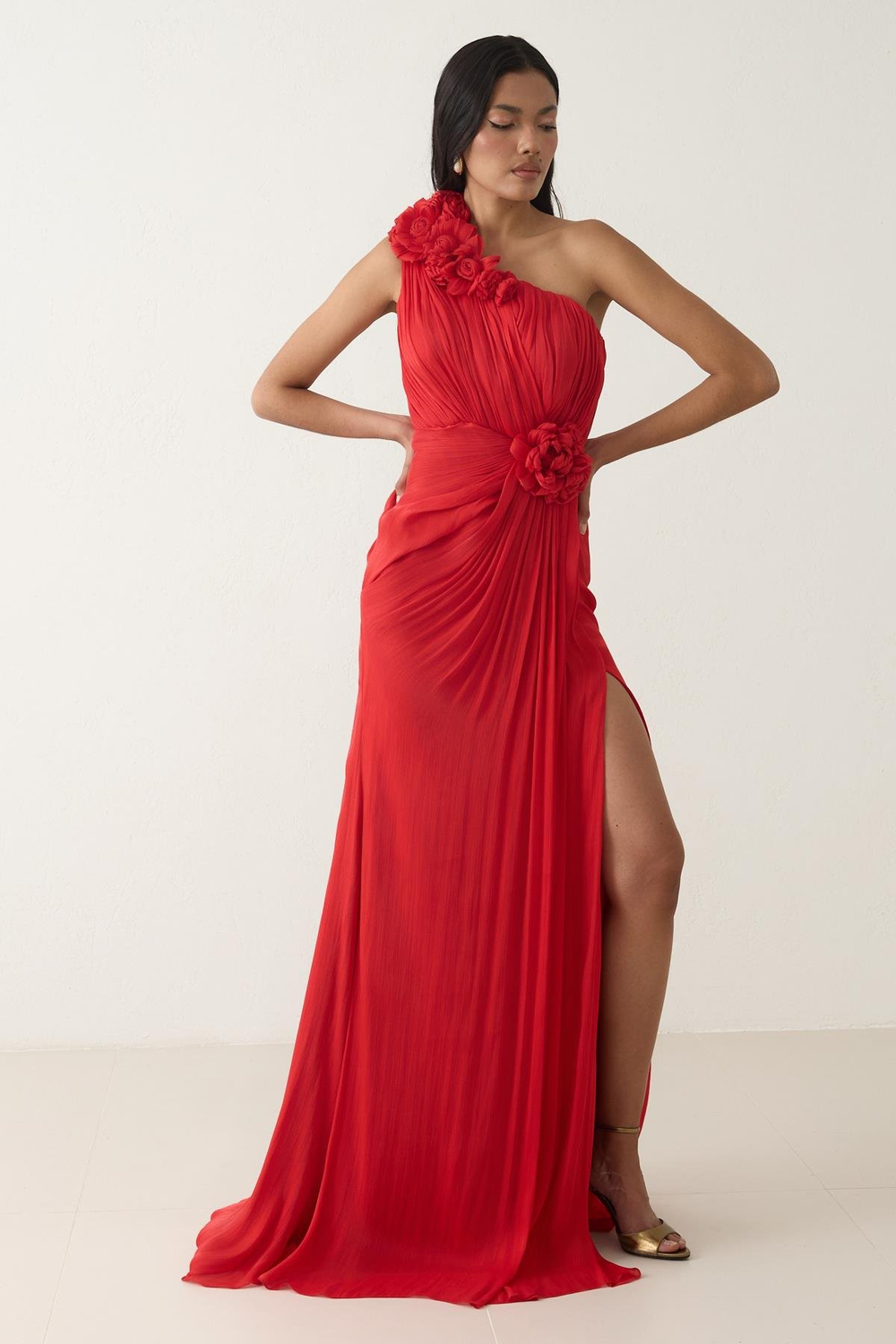 Kırmızı Belden Gül Detaylı Düşük Omuzlu Tam Kalıp Uzun Abiye Elbise Kadın Kategorisiz modelleri