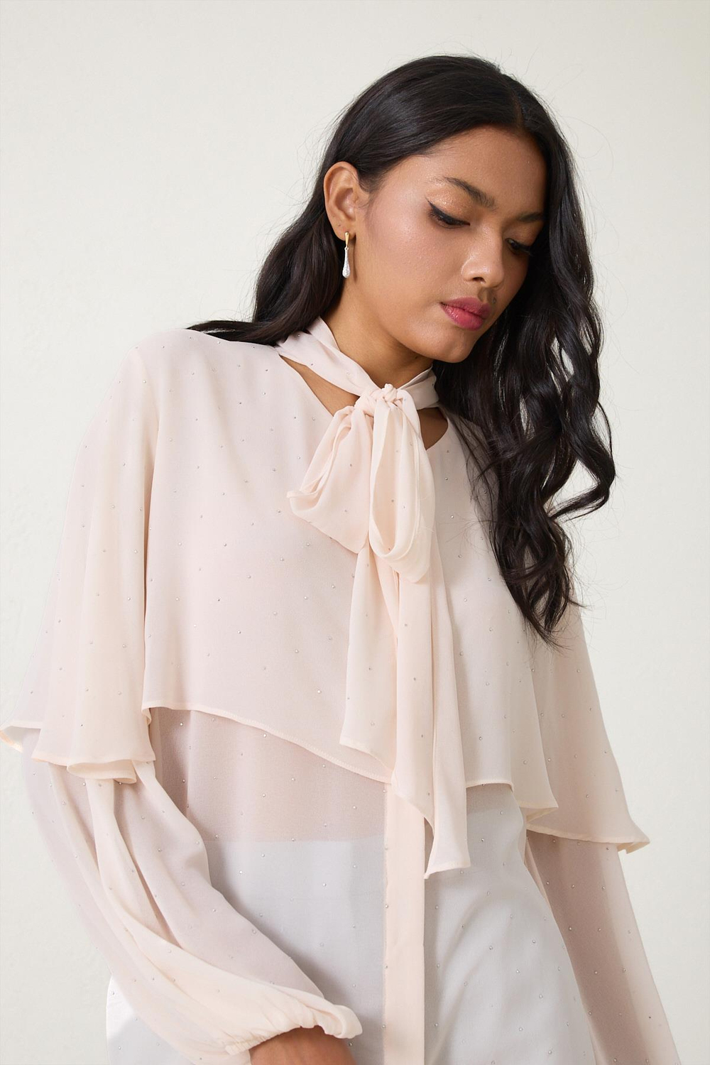 Krem Boyunda Bağlamalı Pelerin Ve Taş Detaylı Uzun Kollu Rahat Kesim Bluz Kadın Bluz modelleri