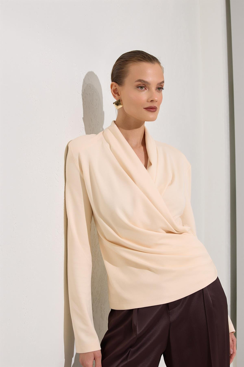 Krem Drapeli Uzun Kollu V Yaka Bluz Kadın Bluz modelleri
