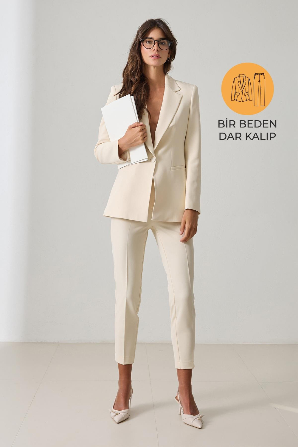 Krem Tek Düğme Detaylı Ceket, Cep Detaylı Dar Kalıp Pantolonlu Takım Kadın Takım Elbise modelleri