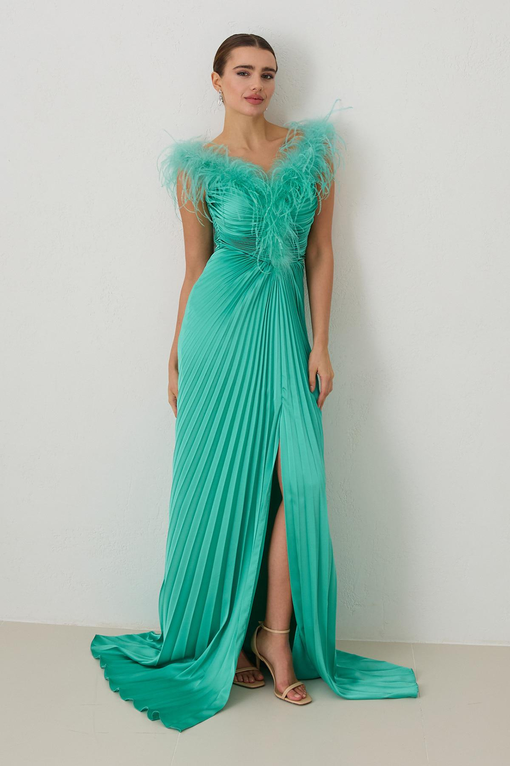 Mint Önden Yırtmaçlı Tüy Detaylı Uzun Abiye Elbise Kadın Abiye Elbise modelleri
