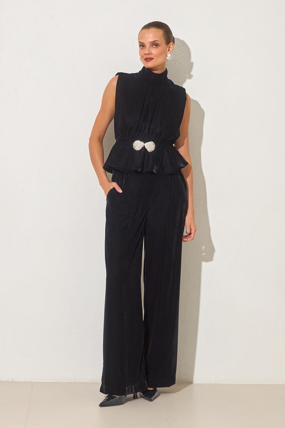 Siyah Aksesuar Detaylı Kolsuz Bluz Kadın Kategorisiz modelleri