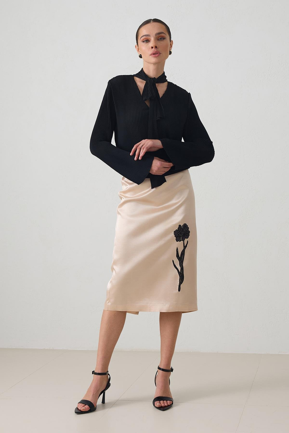 Siyah Boyundan Bağlama Detaylı V Yaka Bluz Kadın Bluz modelleri