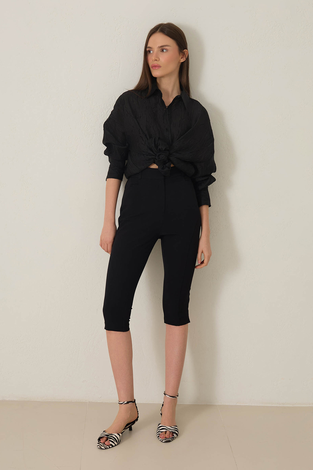 Siyah Cep Detaylı Tam Kalıp Kapri Pantolon Kadın Pantolon modelleri