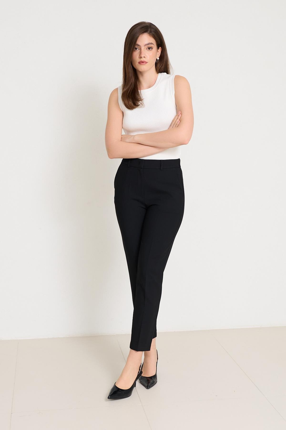 Siyah Cep Ve Bel Detaylı Tam Kalıp Pantolon Kadın Kategorisiz modelleri