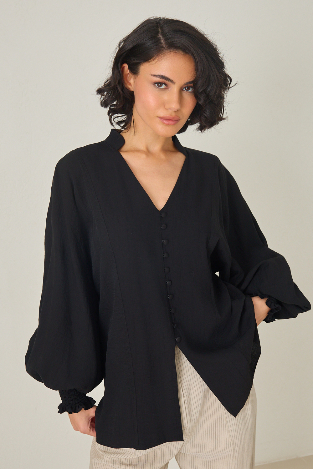 Siyah Düğme Detaylı Rahat Kesim Uzun Kollu Bluz Kadın Kategorisiz modelleri