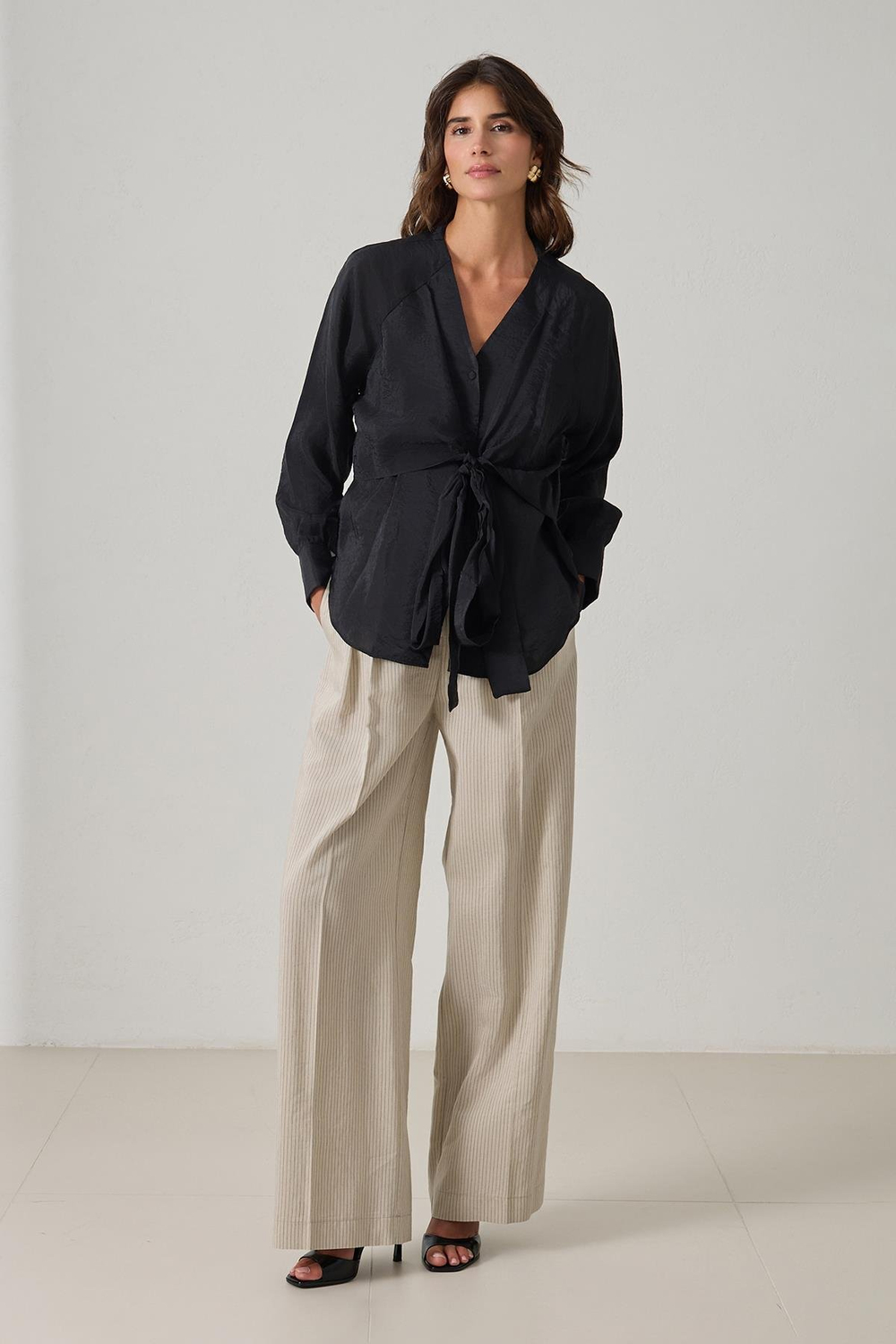 Siyah Kruvaze Yaka Bağlama Detaylı Uzun Kollu Geniş Kalıp Bluz Kadın Bluz modelleri