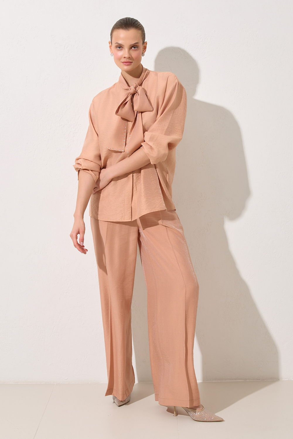 Somon Bağlama Detaylı Bluz Ve Rahat Kesim Pantolonlu Takım Kadın Kategorisiz modelleri