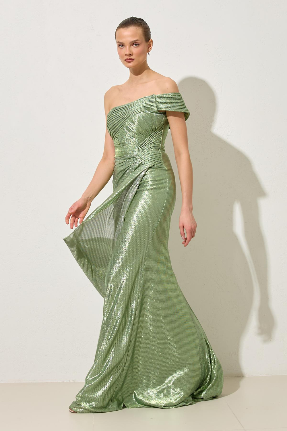 Yeşil Tek Omuz Yaka Ve Bel Detaylı Üzeri Tam Kalıp Uzun Abiye Elbise Kadın Abiye Elbise modelleri