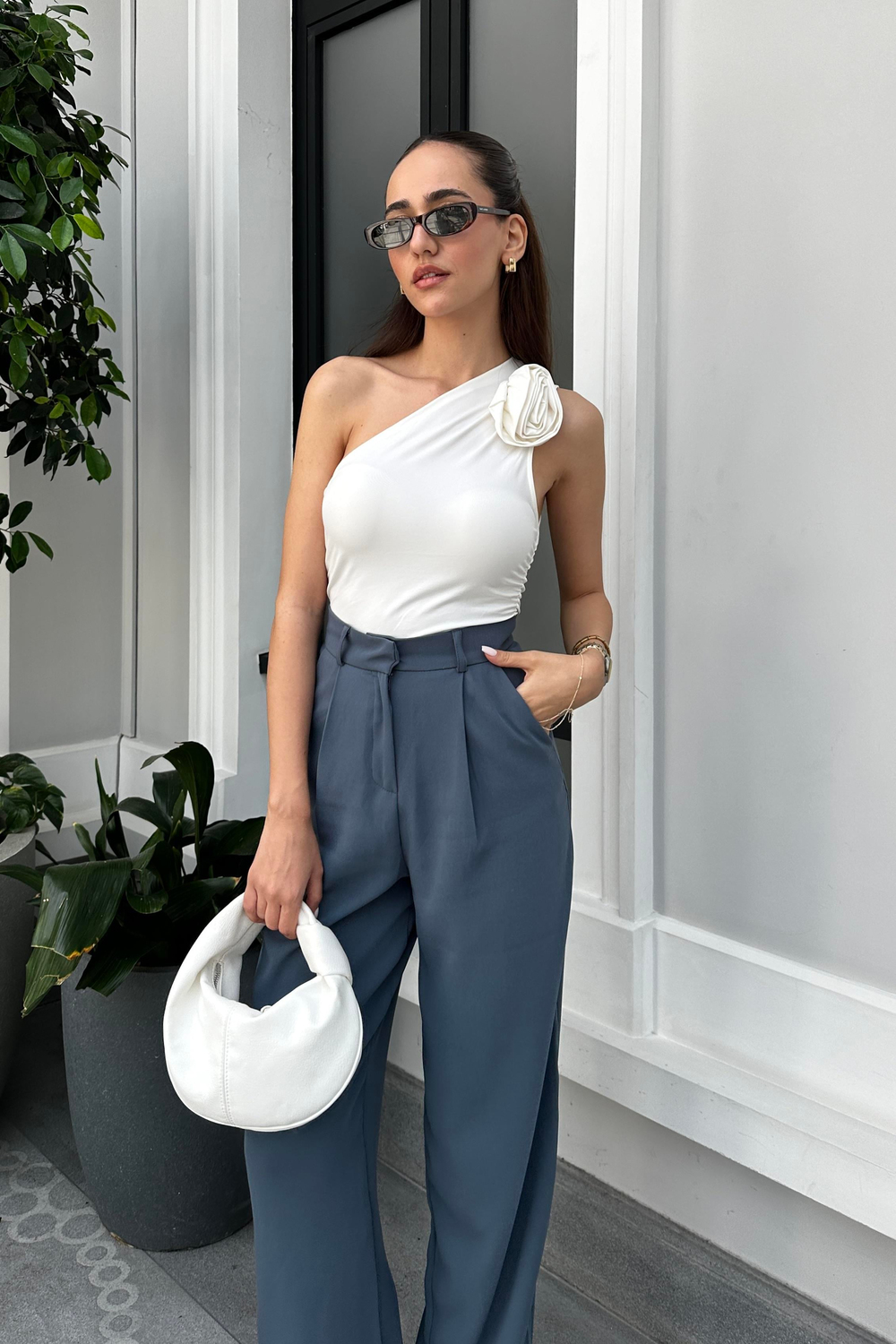 Beyaz Gül Detay Tek Kol Bluz - Kadın Bluz Modelleri - Nazliye Moda - Kadın Giyim Modası