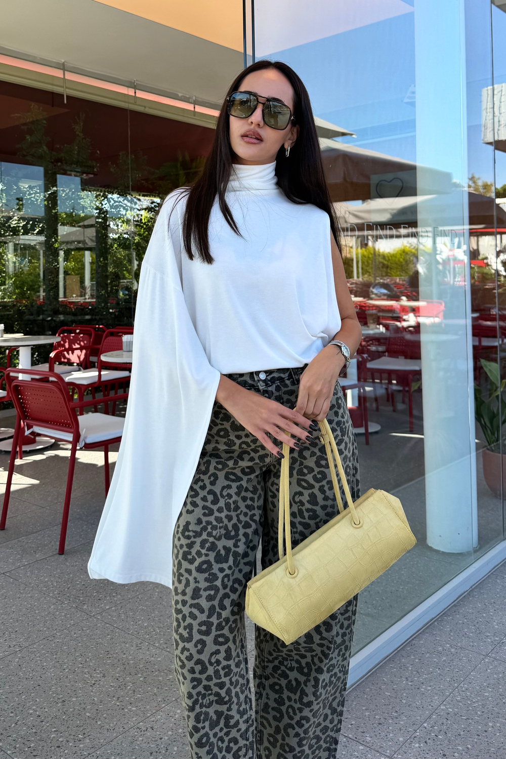 Beyaz Tek Kollu Tasarım Bluz - Kadın Bluz Modelleri - Nazliye Moda | Kadın Giyim Modası
