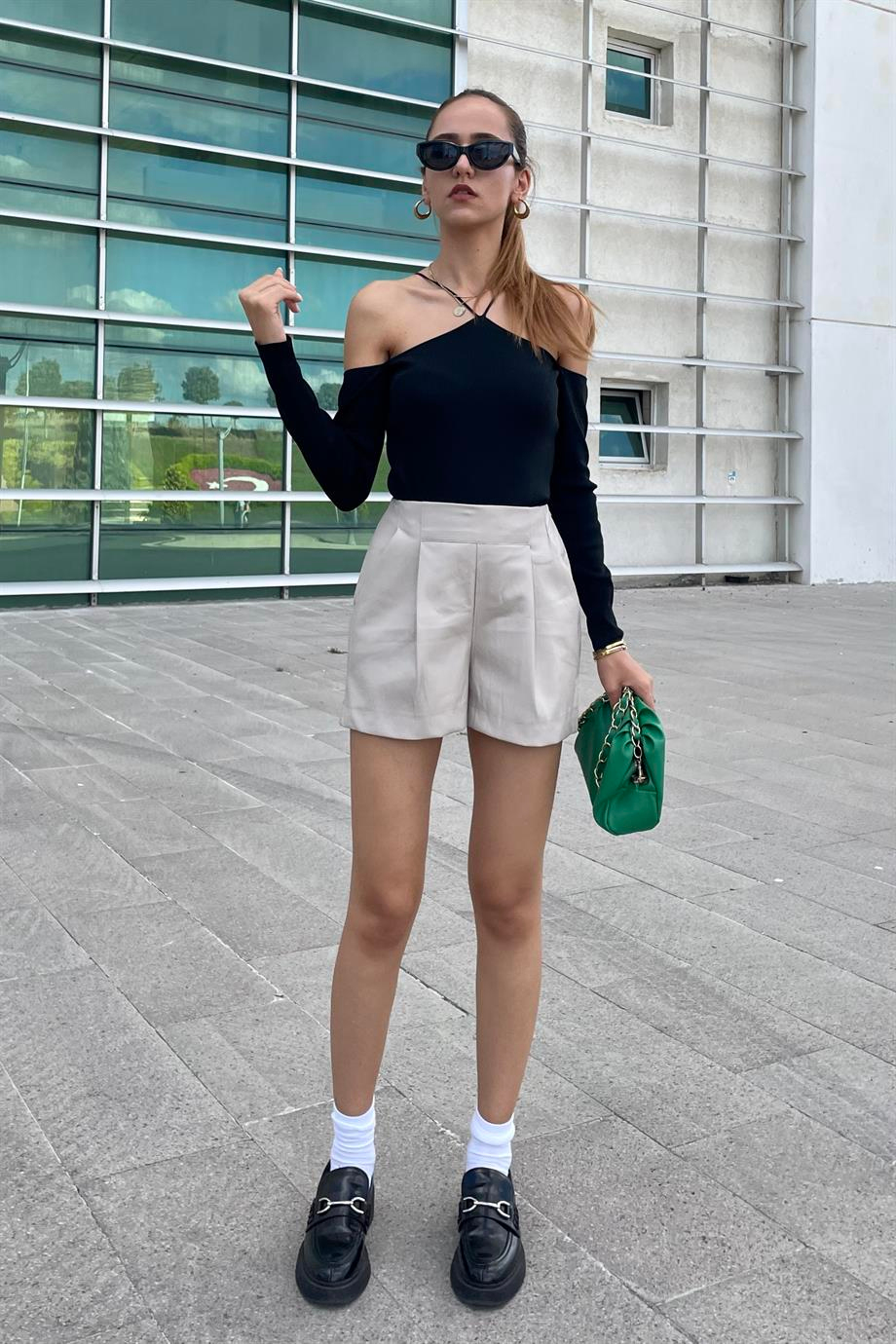 Taş Renk Pileli Deri Şort - Kadın Şort Modelleri - Nazliye Moda | Kadın Giyim Modası