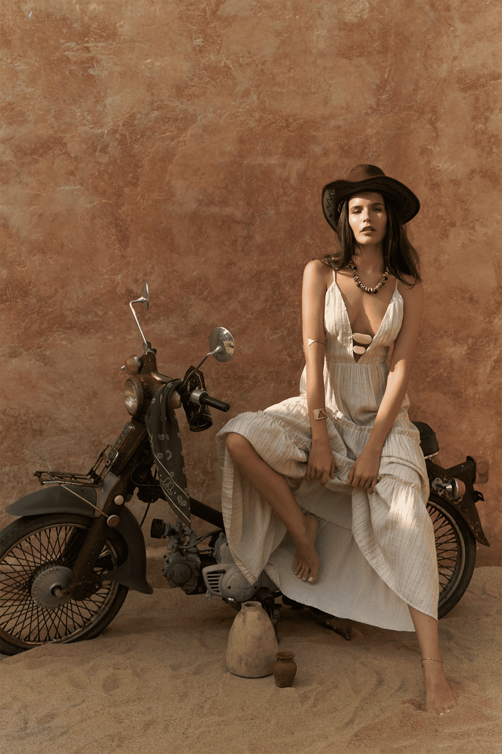 Asman Boncuk Detay Bej Elbise