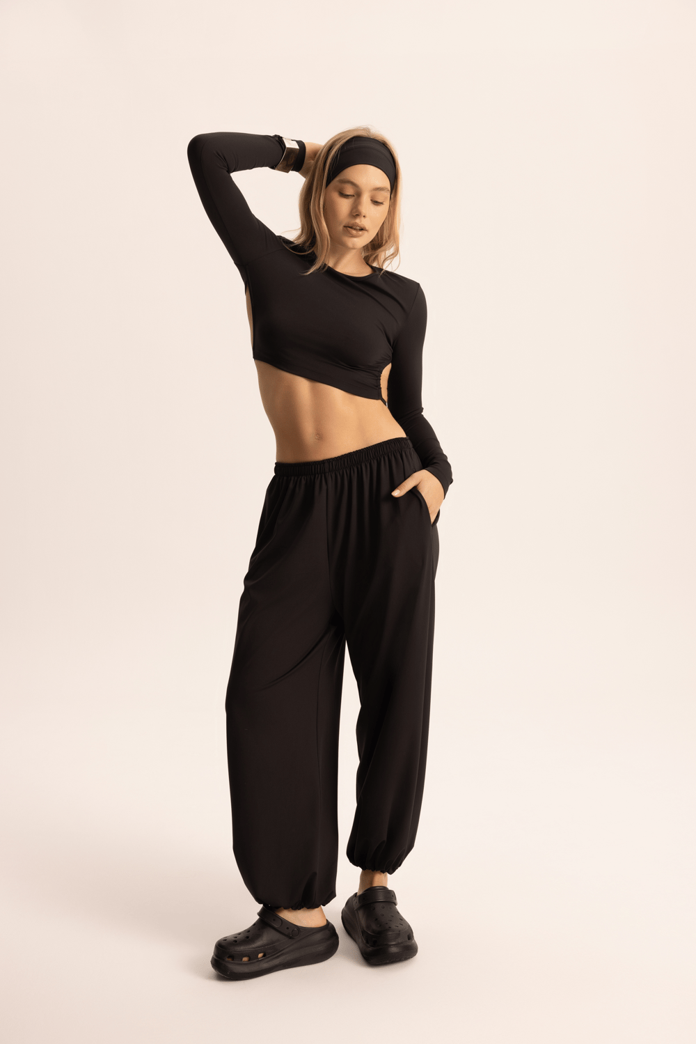 Divya Bandana Detaylı Siyah Crop Eşofman Takımı