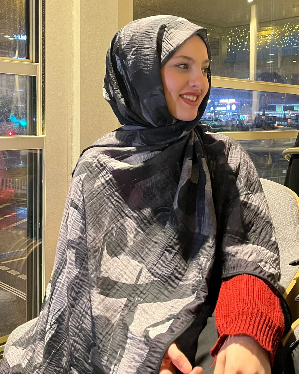 Siyah Saçak Desenli Müslin Şal