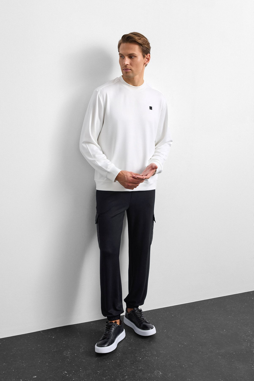 Beyaz Regular Fit Bisiklet Yaka Sweatshirt