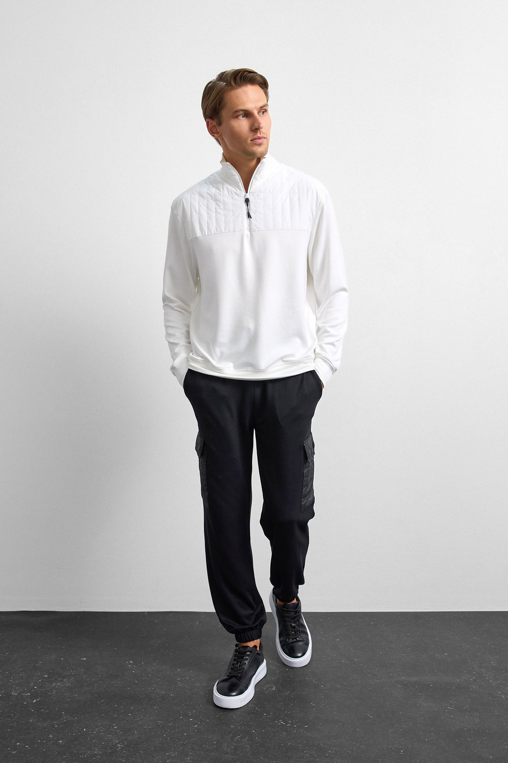 Beyaz Regular Fit Dik Yaka Fermuarlı Sweatshirt