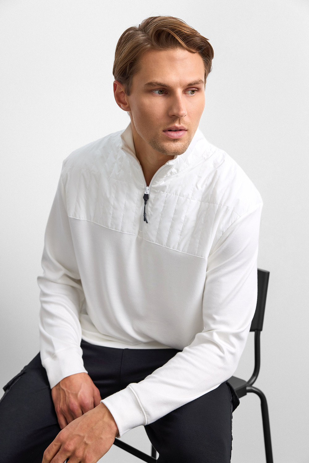 Beyaz Regular Fit Dik Yaka Fermuarlı Sweatshirt