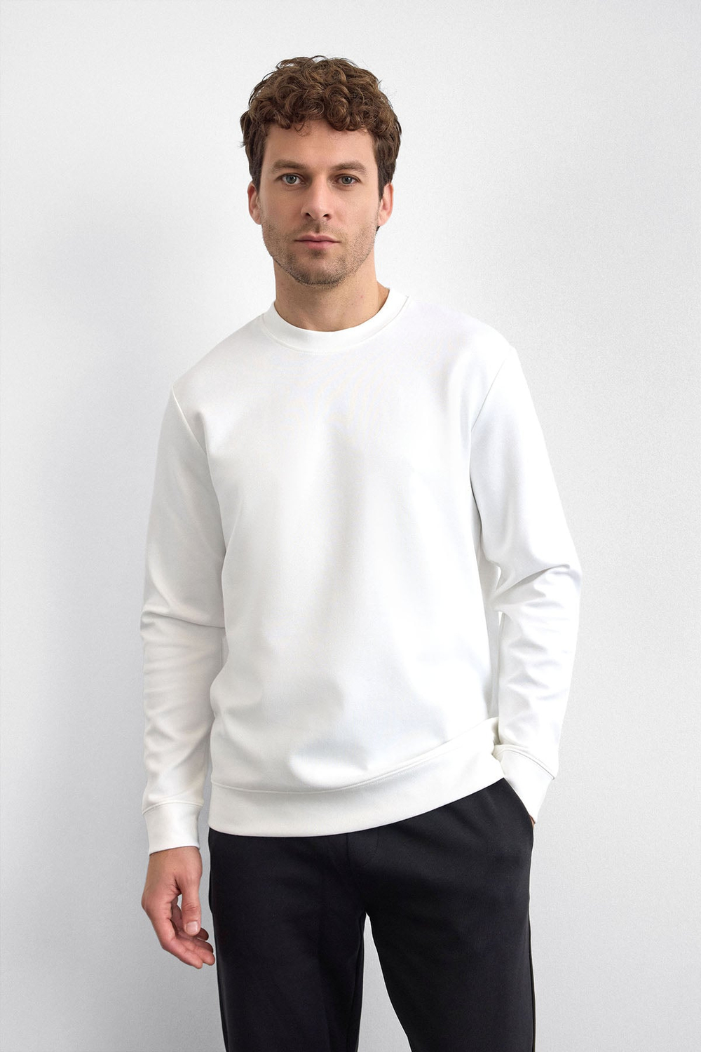 Beyaz Regular Fit Bisiklet Yaka Sweatshirt
