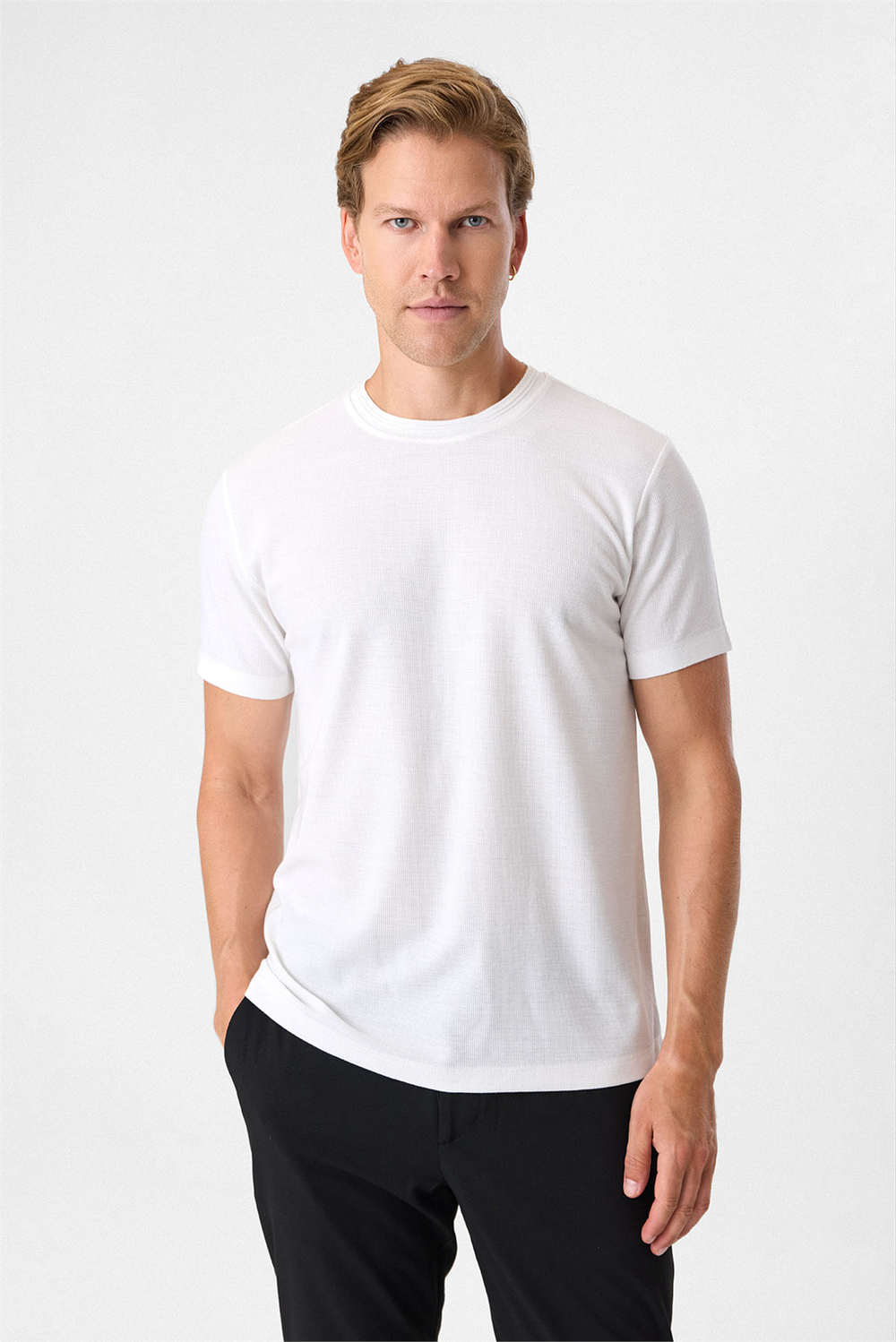 Beyaz Regular Fit Bisiklet Yaka Tişört