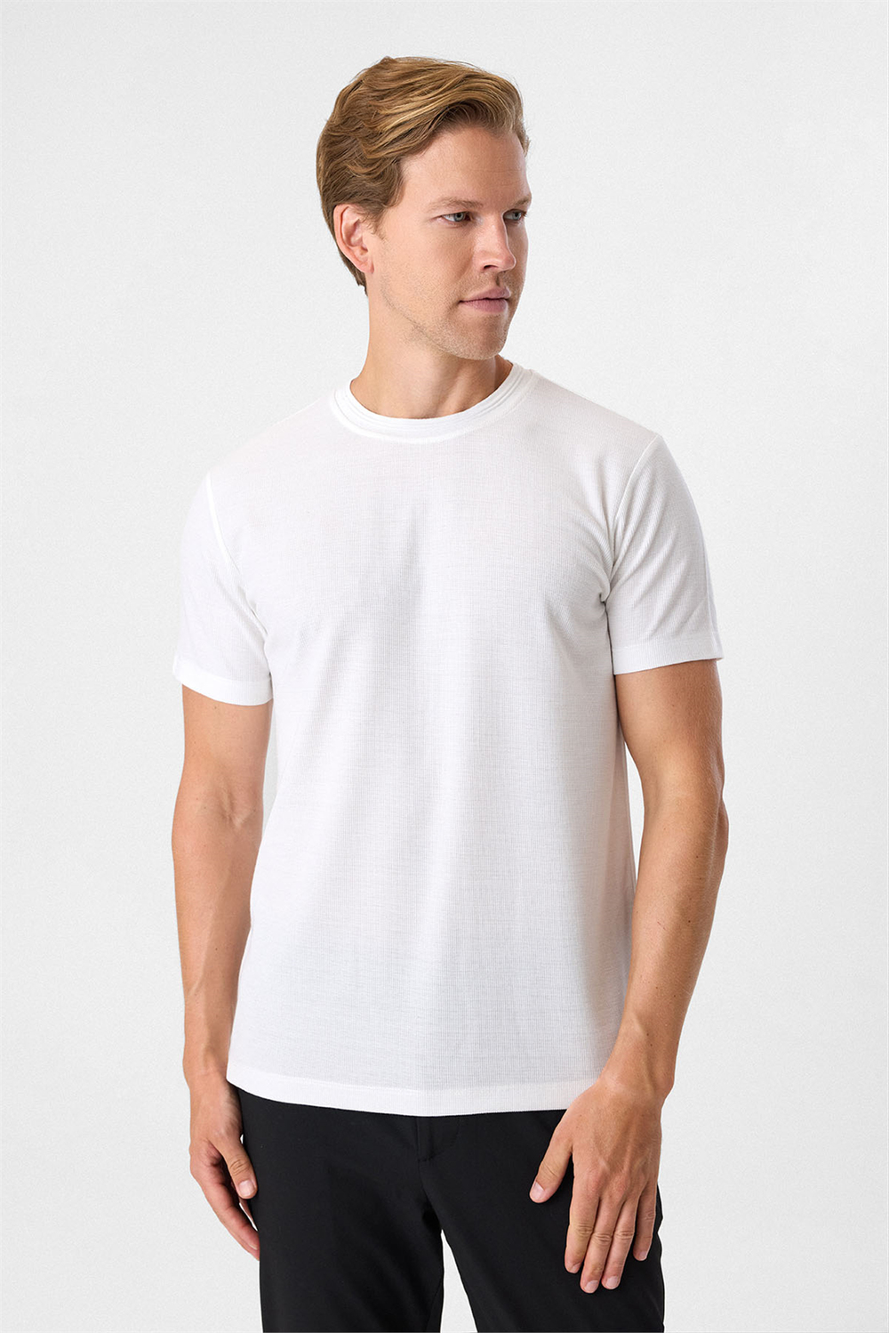 Beyaz Regular Fit Bisiklet Yaka Tişört