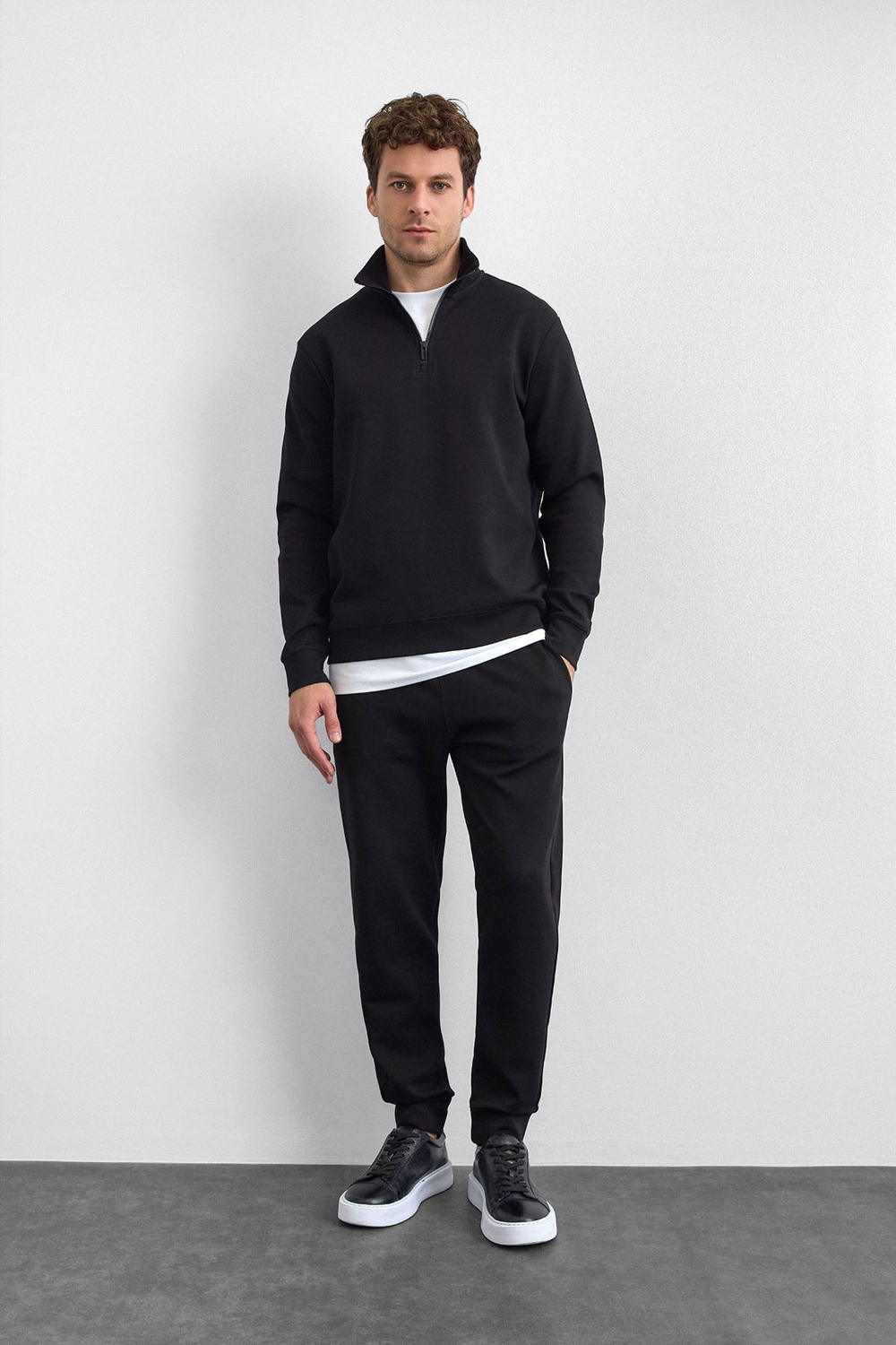Siyah Regular Fit Dik Yaka Yarım Fermuarlı Sweatshirt