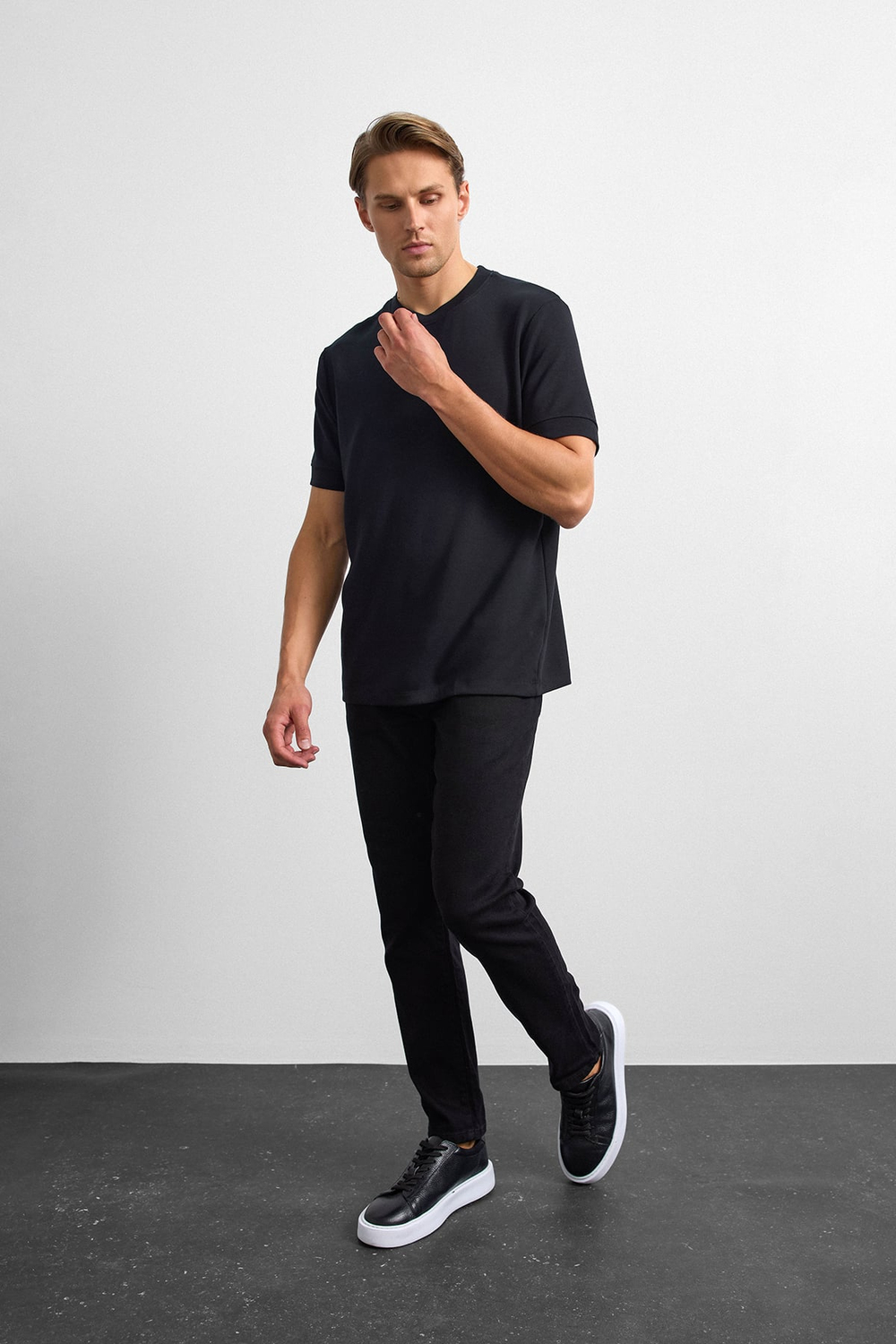 Siyah Regular Fit Bisiklet Yaka Tişört