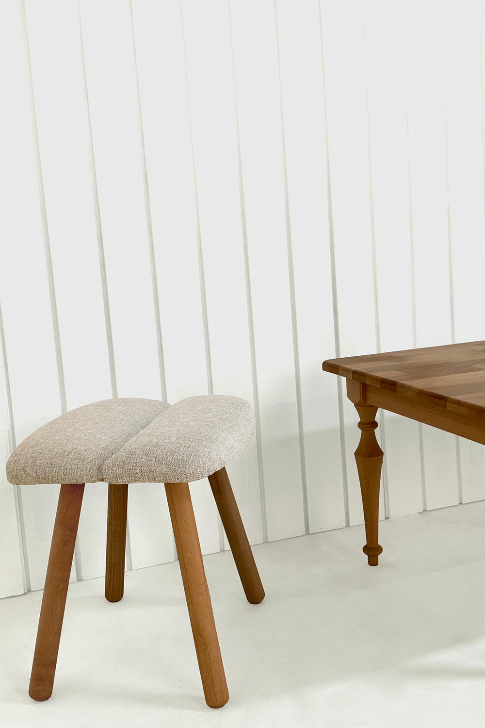 Retro Ahşap Ayaklı Dekoratif Badem Şekilli Ceviz Puf Tabure Bench Gri