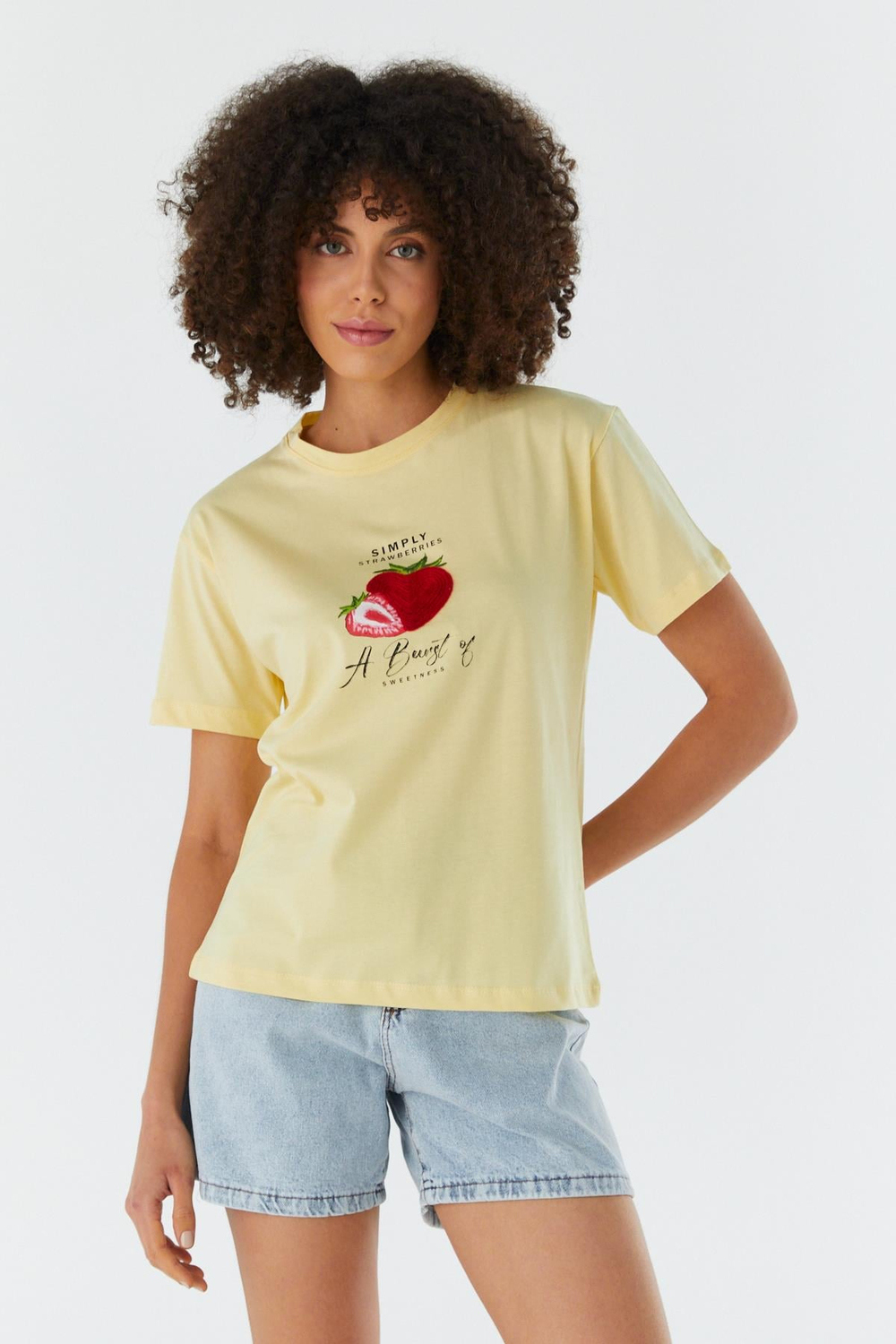Çilek İşlemeli T-shirt SARI