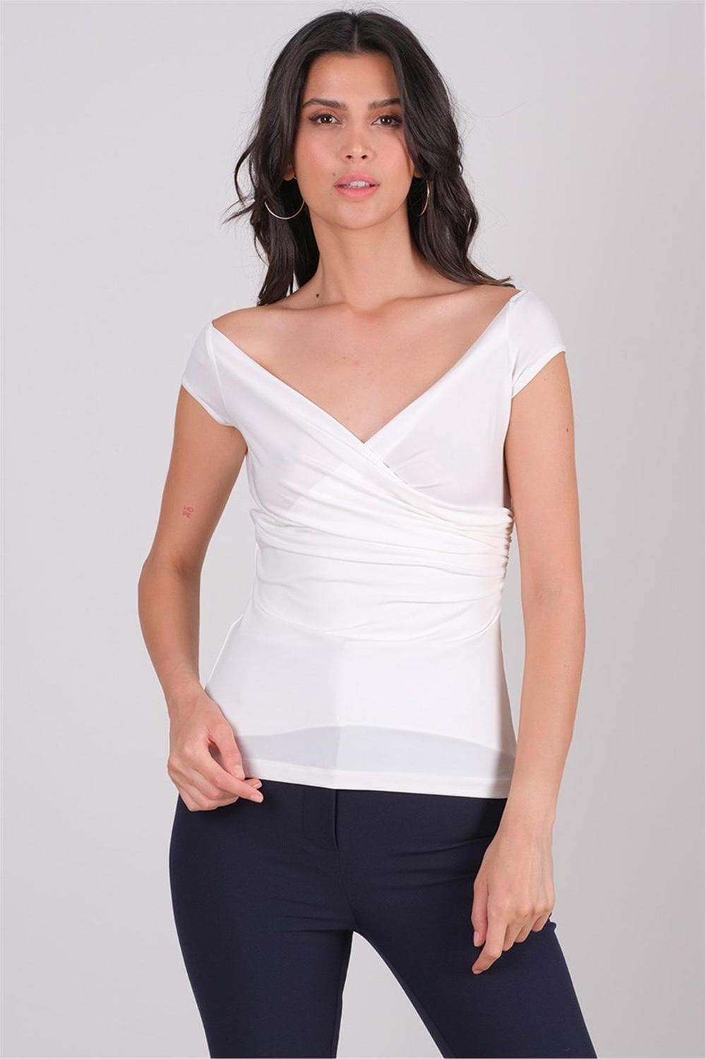 Aguinaldo Yanı Büzgülü Aykol Bluz EKRU